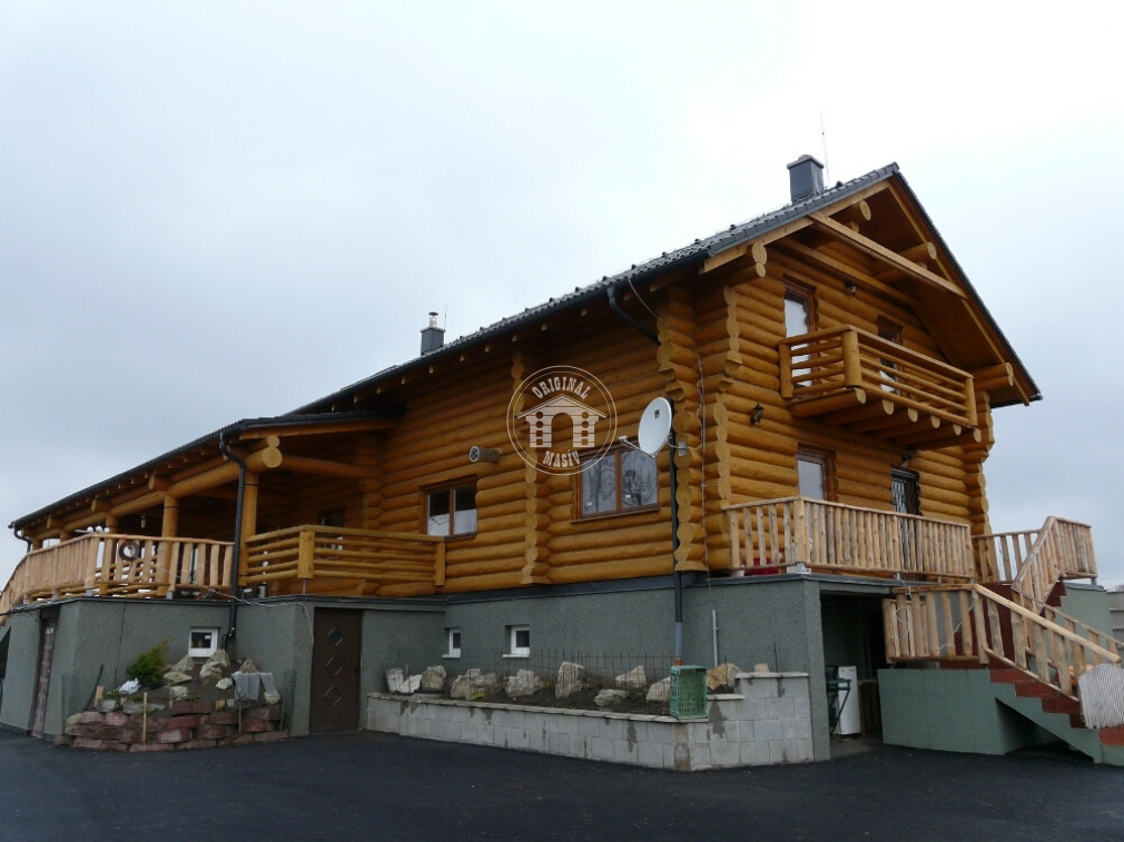 Blockbau–Restaurant auf Betonkeller