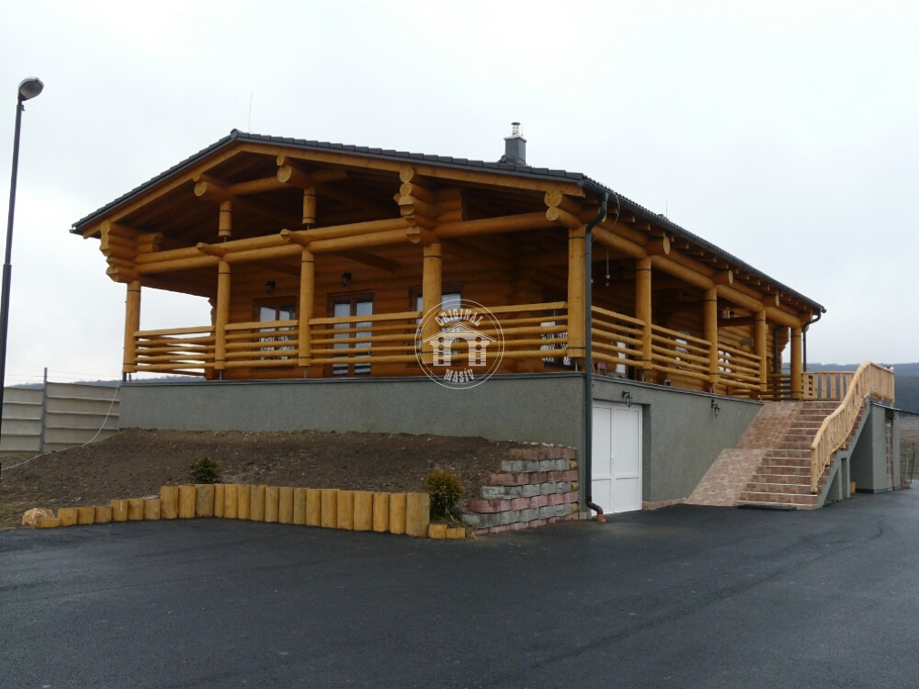 Blockbau–Restaurant auf Betonkeller