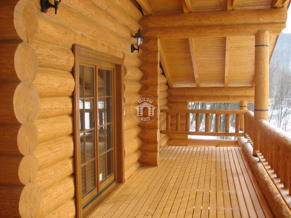 Blockhütte – Detail des Balkons