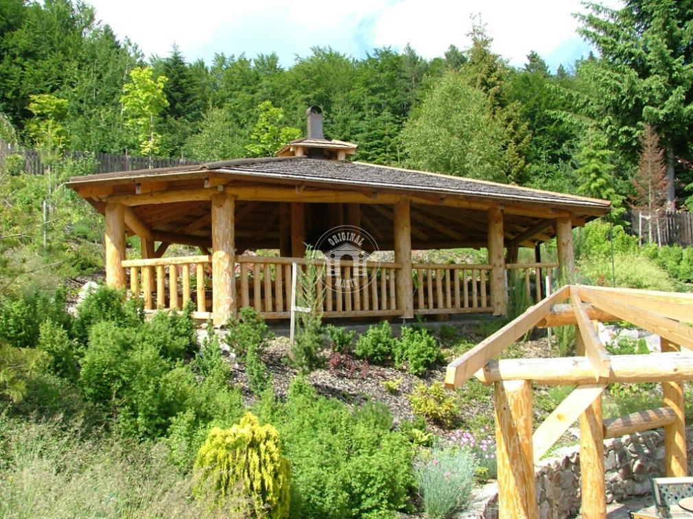 Überdachung aus Holz – Aussichtspunkt im Zoo–Gelände