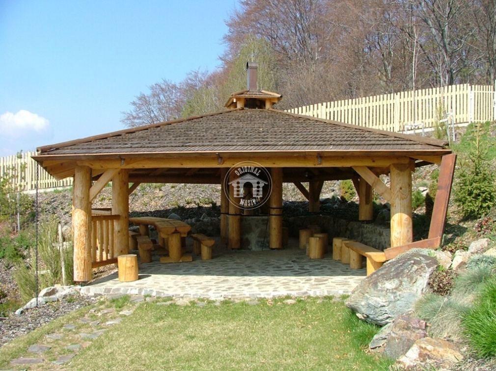 Überdachung aus Holz – Aussichtspunkt im Zoo–Gelände