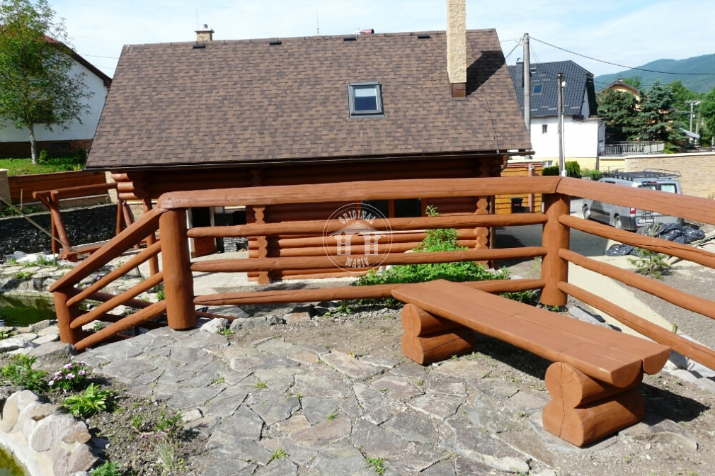 Blockhausartiges Geländer