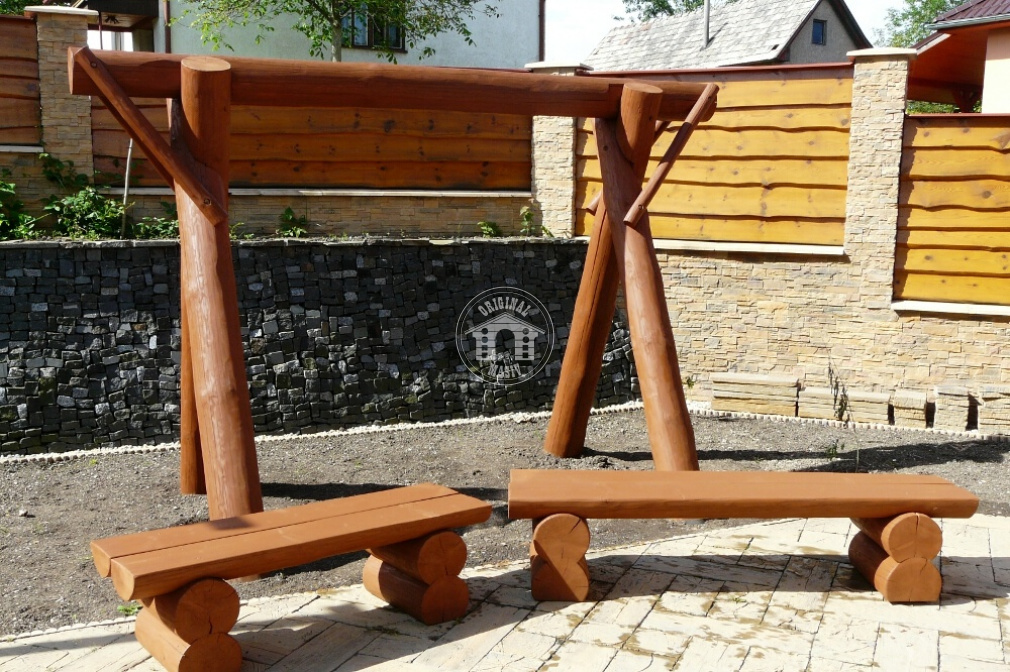 Blockhausartige Bänke, Schaukel