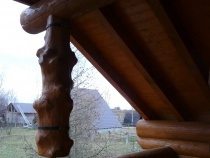 Blockhaus – Balkon mit knorriger Säule