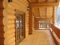 Blockhütte – Detail des Balkons