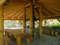 Blockhausartiger Pavillon