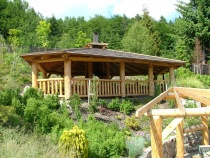 Überdachung aus Holz – Aussichtspunkt im Zoo–Gelände