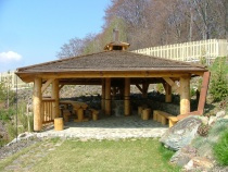 Überdachung aus Holz – Aussichtspunkt im Zoo–Gelände