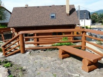 Blockhausartiges Geländer