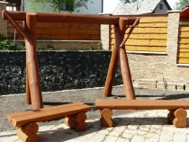 Blockhausartige Bänke, Schaukel